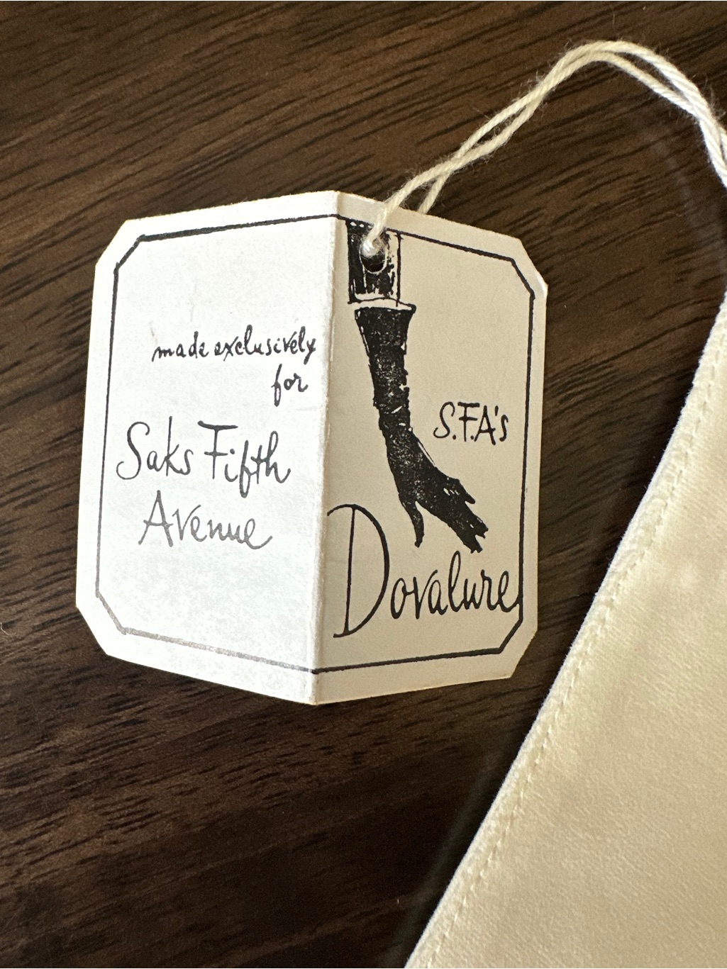 Vintage Saks Fifth Avenue Dovalure Off-White Mid-Length Gloves Nwt — image 5 of 8